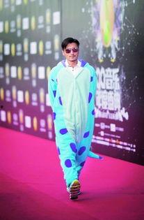 明星看谢霆锋动漫图片,演绎热血青春传奇