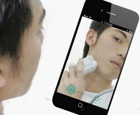 举手机对镜子说话的网红,手机对谈，虚拟世界的独特魅力