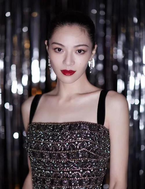 塌肩的明星,揭秘那些“不羁”的明星风采