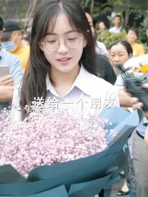 高考送花女吃瓜,揭秘校园温馨瞬间