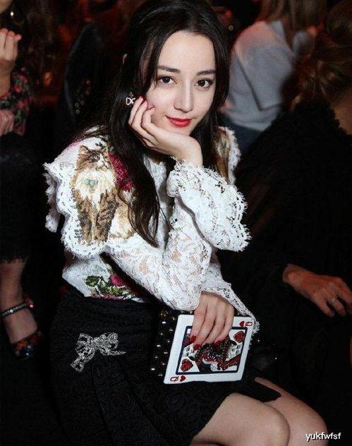 明星迎面走来特写照,明星风采瞬间捕捉