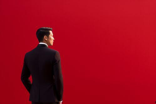 红色西装背影明星,揭秘红色西装背影明星的风采