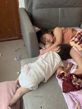 睡在沙发上看头条视频