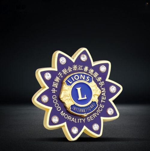 明星徽章怎么戴的,时尚与个性的完美融合