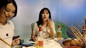 微头条美女吃饭,尽显优雅魅力