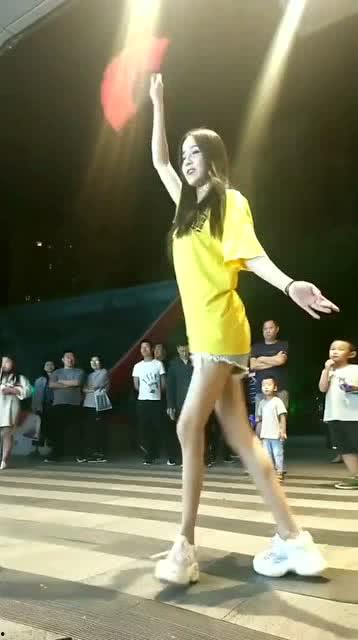 网红姐姐学跳广场舞,魅力四射舞动青春风采